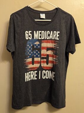 ​Port & Company 65 Medicare Here I Come T-Shirt Large Gray Patriotic Funny 65th
